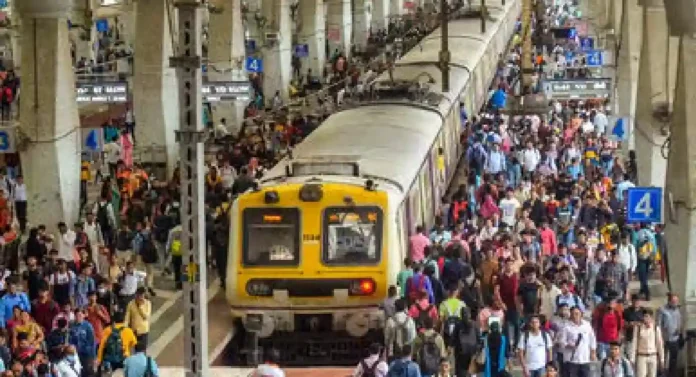 Mumbai Rains : ठाणे-CSMT लोकल अखेर रवाना, मध्य, तसेच हार्बर रेल्वेची वाहतूक पूर्वपदावर येण्यास सुरुवात