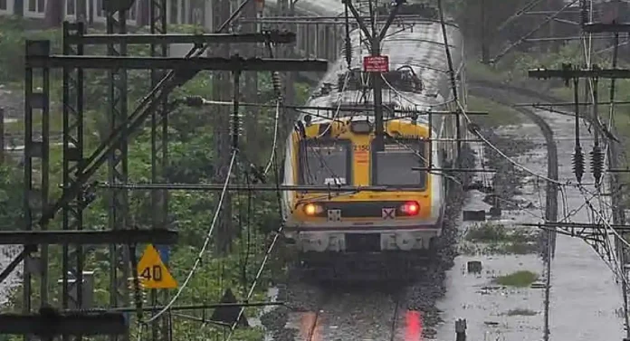 Mumbai Rains : मुंबईत रात्रभर मुसळधार ! मध्य रेल्वेची वाहतूक कोलमडली, ट्रान्स-हार्बर आणि हार्बरवरही वाहतूक विस्कळीत