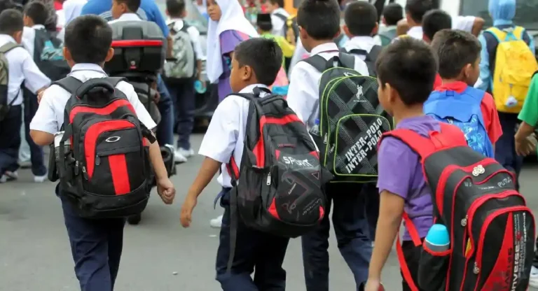 School Bags : विद्यार्थ्यांच्या पाठीवरचे ओझे कमी होणार ? पहा, काय आहे डिजिटल स्मार्ट बॅग ?