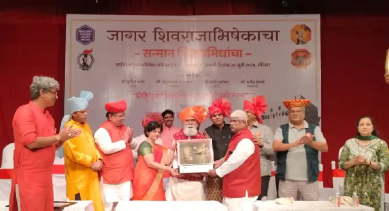 Award Ceremony : ज्येष्ठ इतिहास संकलक आप्पा परब यांचा शिवसन्मान पुरस्काराने गौरव