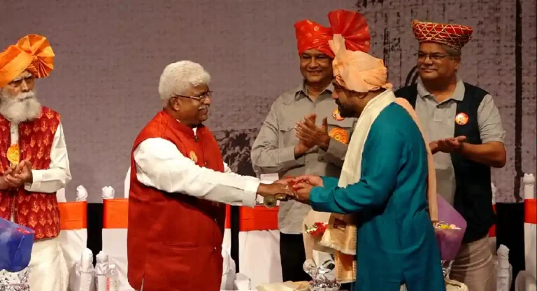 Award Ceremony : ‘हिंदुस्थान पोस्ट’चे संपादक स्वप्नील सावरकर यांचा मराठा तलवार देऊन विशेष सन्मान