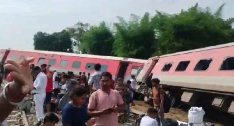 Dibrugarh Express Train Derail : उत्तर प्रदेशमध्ये एक्स्प्रेसचा भीषण अपघात, रेल्वेचे 10-12 डब्बे रुळावरुन घसरले