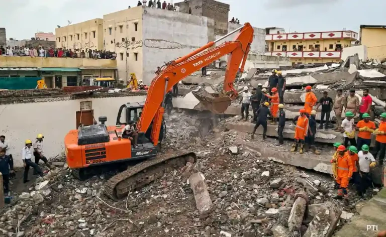 Building Collapses In Surat: सूरतमध्ये सहा मजली इमारत कोसळून ७ जणांचा मृत्यू, बचावकार्य सुरु!