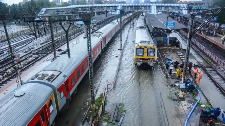 Konkan Railway: मुसळधार पावसामुळे रेल्वेरुळावर पाणी; कोकण रेल्वे ठप्प