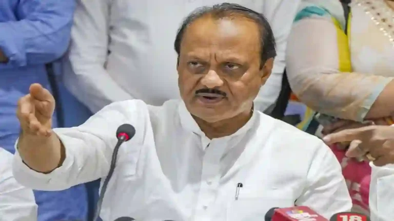 Ajit Pawar : हेलिकॉप्टर आकाशात उडताच अजितदादांच्या पोटात गोळा, फडणवीस म्हणाले, “घाबरु नका, मी…”