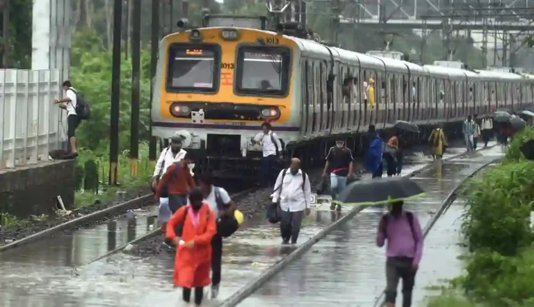 Maharashtra Rain : मुसळधार पावसामुळे मुंबई लोकलसेवा विस्कळीत! हार्बर रेल्वे १५ मिनिटे तर मध्य, पश्चिम रेल्वे १० मिनिटं उशिराने