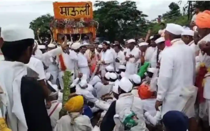 Sant Dnyaneshwar Maharaj Palkhi: वारकऱ्यांचा ठिय्या! दिंड्या मागे ठेवून रथ निघाला पुढे