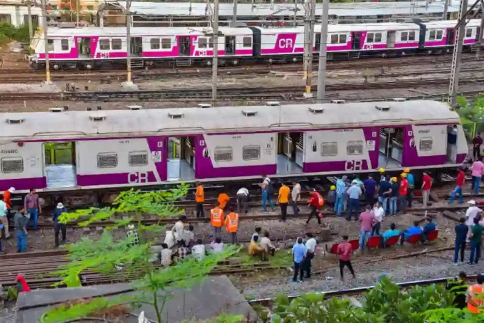 Mumbai Local Megablock: घराबाहेर पडण्याआधी रेल्वेचे वेळापत्रक नक्की पाहा!