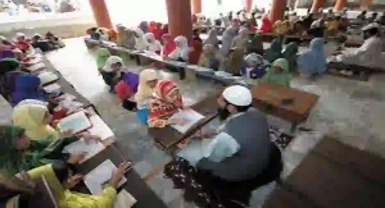 अलिगढमध्ये 94 बेकायदेशीर Madrasa होणार बंद; 2000 मुले आता सरकारी शाळांमध्ये शिकणार