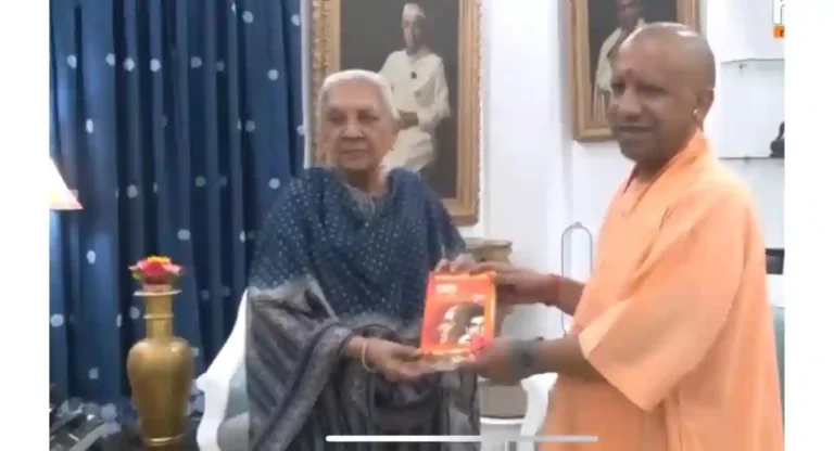 CM Yogi यांनी राज्यपालांना दिले Veer Savarkar लिखित ‘सहा सोनेरी पाने’ पुस्तक भेट