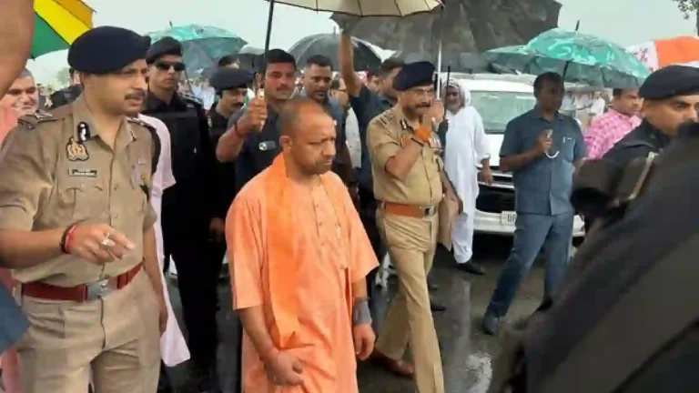 हाथरस दुर्घटनेवर CM Yogi Adityanath यांची धडक कारवाई; रथी-महारथी निलंबित