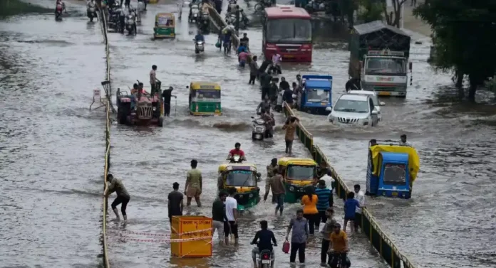 Pune Heavy Rain : पुराचे पाणी ओसरल्यानंतर पुणे महापालिकेच्या वतीने स्वच्छतेचे काम युद्धपातळीवर सुरू