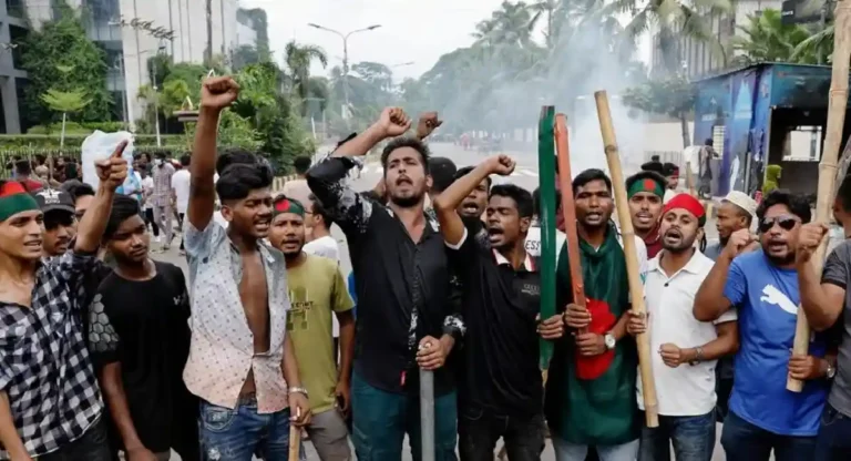 Bangladesh Protests : बांगलादेशातील हिंदू आणि इतर अल्पसंख्यांकांच्या सुरक्षेची खात्री झाली पाहिजे; विहिंपची मागणी