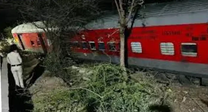 कानपूरजवळ Sabarmati Express चे २२ डबे घसरले; घातपाताचा संशय