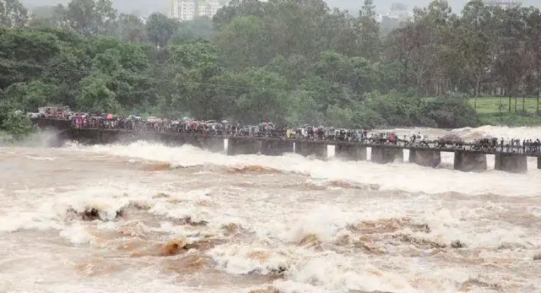 Pune Khadakwasla Dam : पुण्यात धरणांतून सोडलेले पाणी शहरात शिरण्याचा धोका, सतर्कतेचे आवाहन