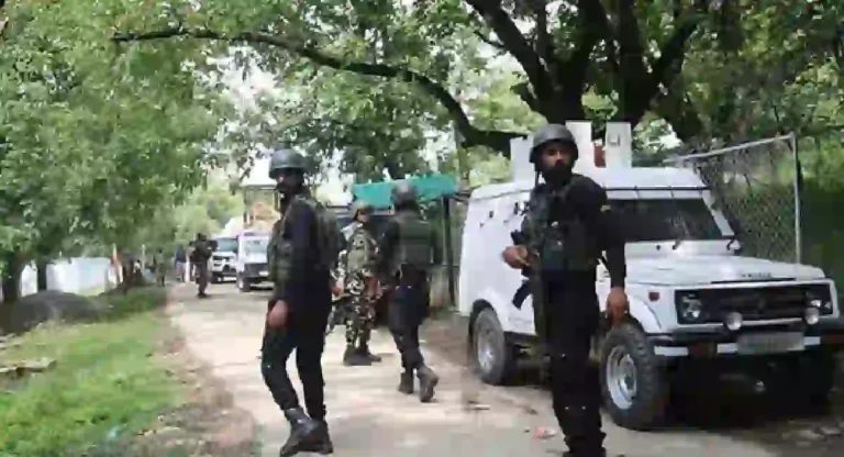 Jammu & Kashmir Terrorist Attack मध्ये सीआरपीएफचा एक अधिकारी हुतात्मा