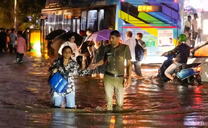 Delhi Rain : दिल्लीत मुसळधार पावसाने जनजीवन विस्कळीत, नवीन संसदेत पाणी साचलं