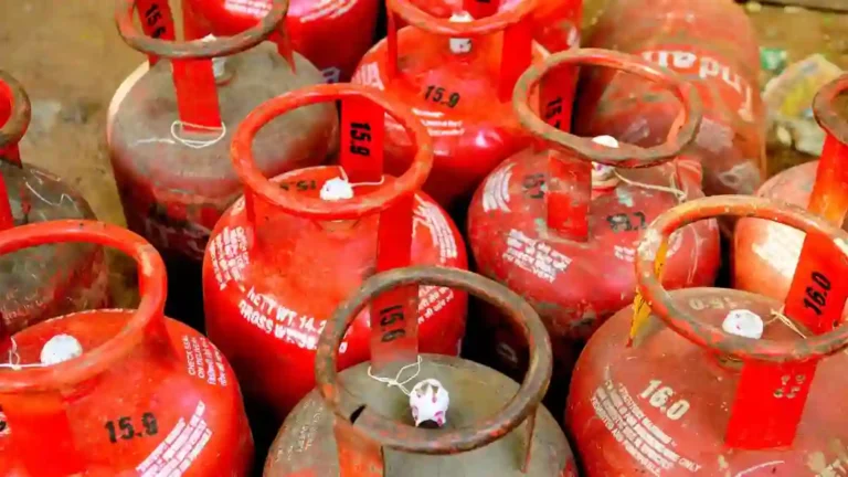 LPG Cylinder Rates Hiked: महिन्याच्या पहिल्याच दिवशी एलपीजी सिलिंडर महागले!