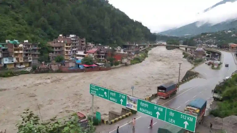 Cloudburst in Himachal Pradesh And Uttarakahnd: कुल्लू आणि मंडीमध्ये ढगफुटीमुळे हाहाःकार, ३० जण बेपत्ता! पाहा व्हिडीओ