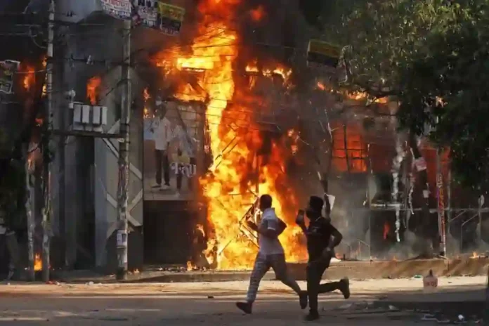 Bangladesh Protests : बांगलादेशात सरन्यायाधीशांचे घरही बनले आंदोलकांचे टार्गेट, मंदिरात तोडफोड