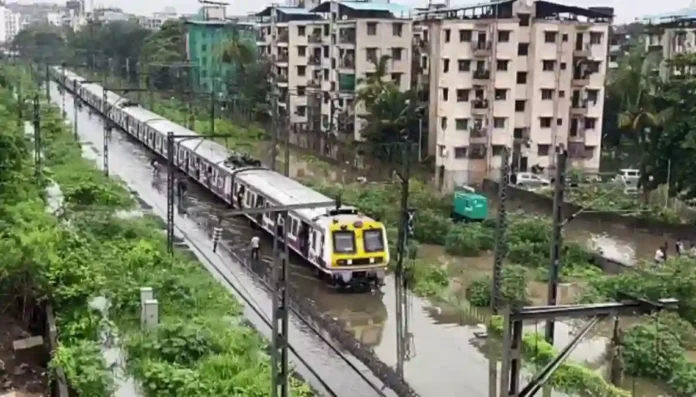 Mumbai Rain: महिनाभराच्या विश्रांतीनंतर राज्यात पुन्हा रिपरिप सुरू, रेल्वेचा वेग मंदावला