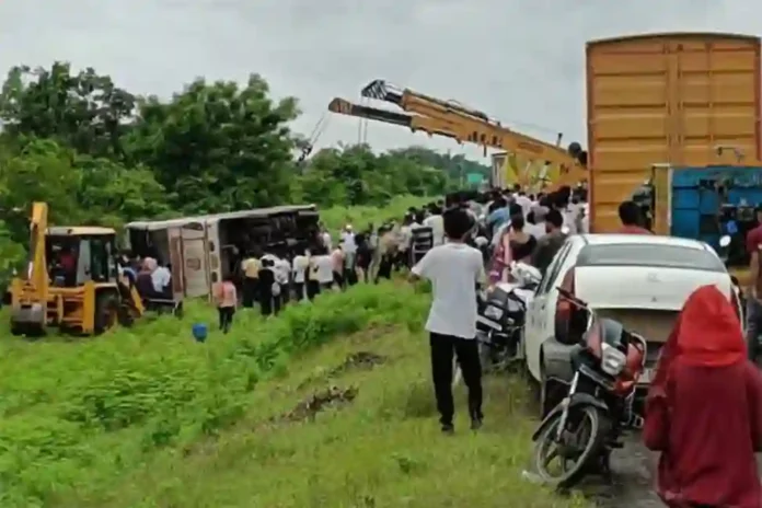 Shivshahi Bus: गाय आडवी आल्याने शिवशाही बस पलटी; दोघांचा मृत्यू