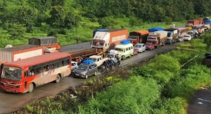 Mumbai-Goa Highway वर वाहतूक कोंडी; गणेशोत्सवासाठी कोकणात जाणारे नोकरदार खोळंबले