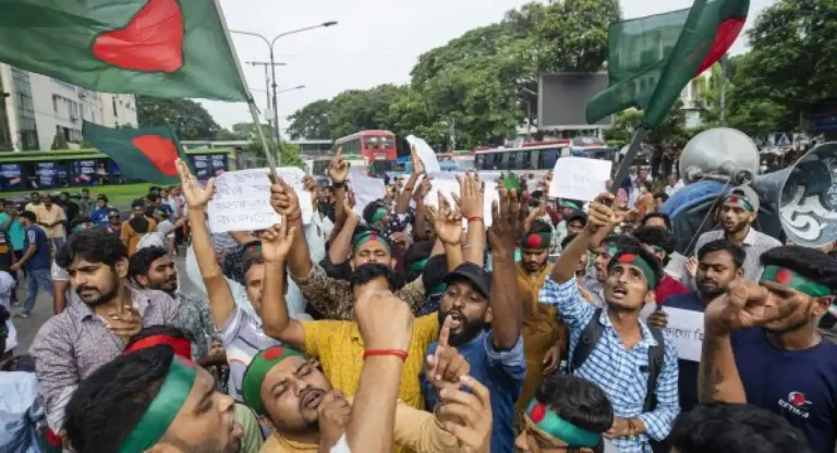 Bangladesh Hindu : बांगलादेशात दुर्गा पूजेसाठी बनवण्यात आलेल्या मूर्तीची विटंबना; हिंदूंमध्ये भीतीचे वातावरण