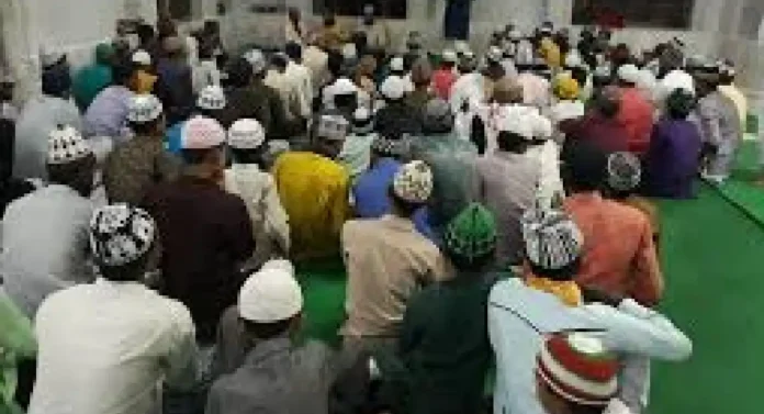 Madrasa Jamia Habibiya Masjid-e-Azam : मदरशामध्ये सापडलेल्या पुस्तकात रा.स्व. संघाचा आक्षेपार्ह उल्लेख; महाराष्ट्राचे माजी पोलिस महानिरीक्षक आहेत लेखक