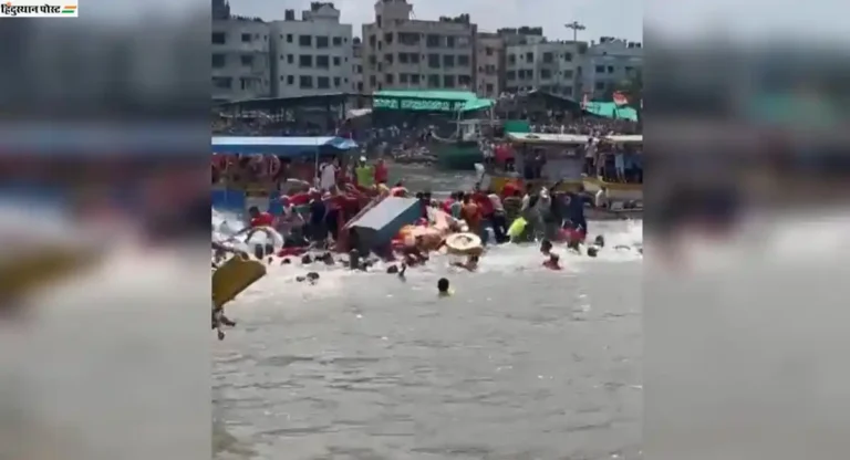 Ganesh Visarjan Boat Accident : वर्सोवा येथे अंधेरीच्या राजाच्या विसर्जनावेळी उलटली बोट