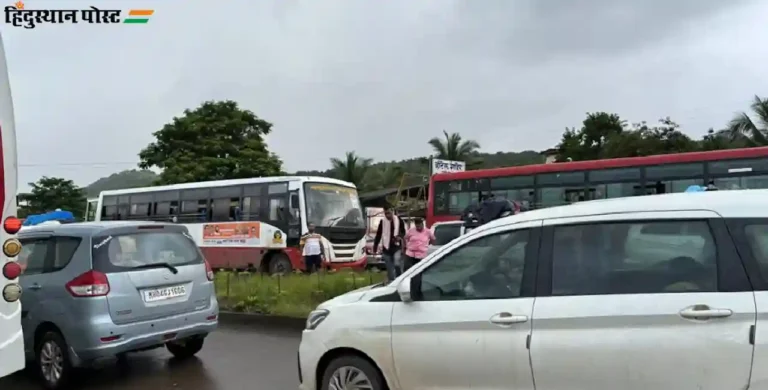 चाकरमान्यांचे हाल संपेनात; Mumbai Goa Highway वर वाहनांच्या लांबच लांब रांगा   