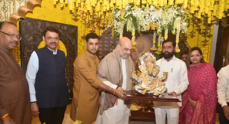 मुख्यमंत्र्यांच्या वर्षा निवासस्थानी केंद्रीय गृहमंत्री Amit Shah यांनी घेतले गणरायाचे दर्शन