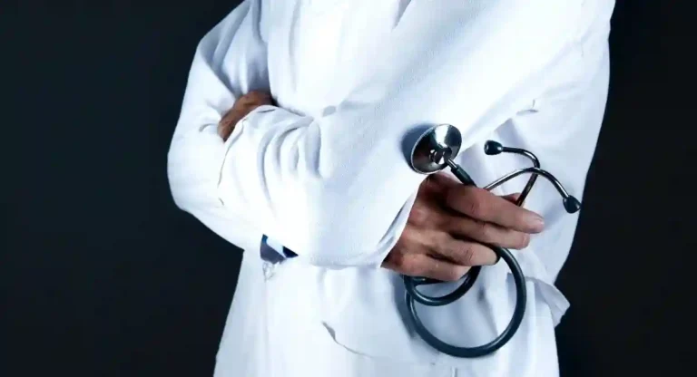 Doctor Salary in India : नोकरी करणारा डॉक्टर महिन्याला किती कमावतो?