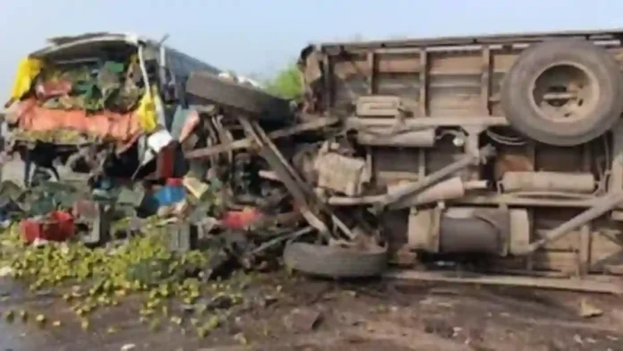 Jalna Accident : जालन्यात बस- ट्रकचा भीषण अपघात! ६ ठार, १४ जखमी