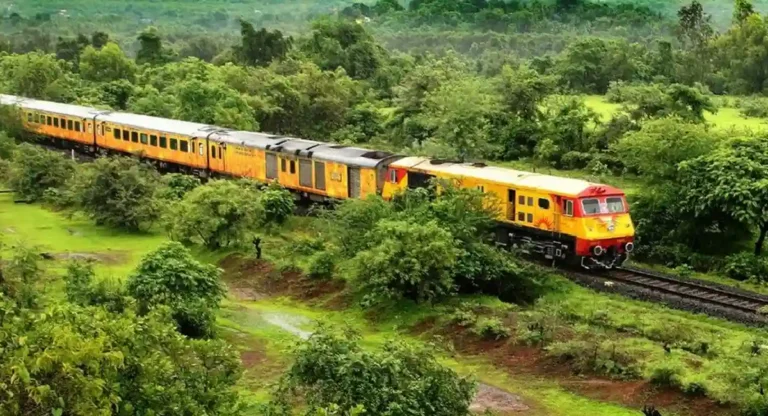 १९९० पासून Konkan Railway चा विकास खुंटलेला; महामंडळाचे भारतीय रेल्वेत विलीनीकरण करण्याची मागणी