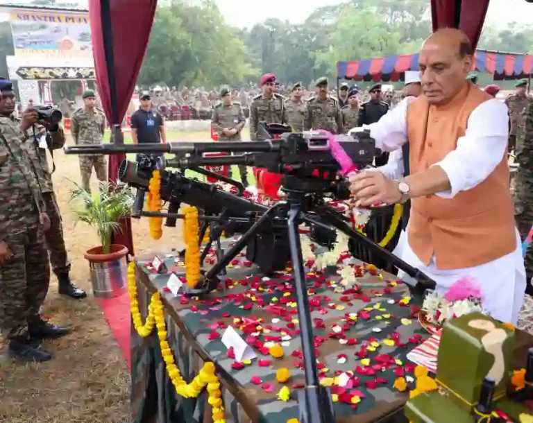 Rajnath Singh यांनी जवानांसोबत दार्जिलिंगच्या सुकना कँटमध्ये केली शस्त्रपूजा