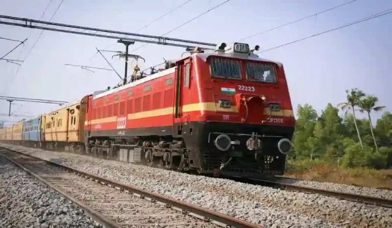 indian railway सेवानिवृत्त कर्मचाऱ्यांना पुन्हा एकदा कामावर घेणार; नेमकं कारण काय?