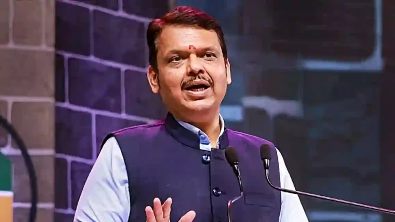 “हम साथ साथ हैं म्हणणारे आता हम तुम्हारे हैं कौन?” म्हणतायत; Devendra Fadnavis यांचं टीकास्त्र