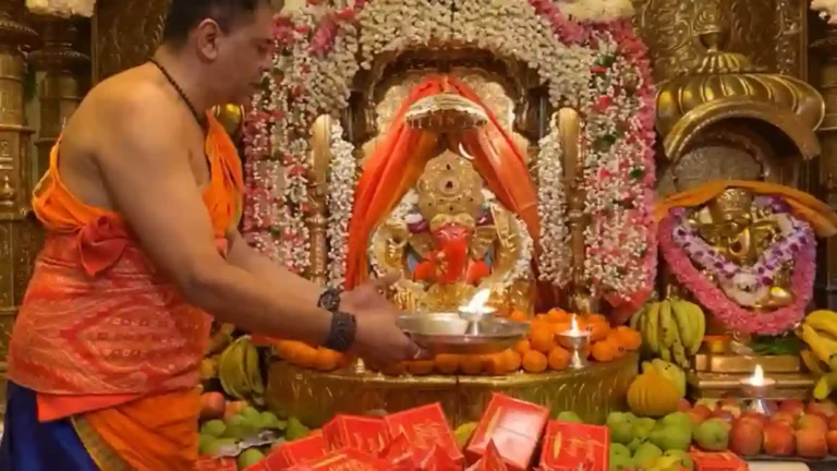 Shree Siddhivinayak Ganapati Mandir: श्री सिद्धिविनायक मंदिरात येणाऱ्या प्रत्येक भाविकाच्या कपाळी आता भगवा टिळा लागणार!