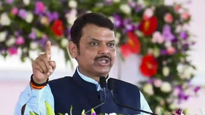 Devendra Fadnavis यांच्या पुढाकाराने महाराष्ट्र सरकारचा ‘घर घर संविधान’ उपक्रम : शाळा आणि महाविद्यालयांमध्ये संविधानाच्या ७५ वर्षांचा उत्सव