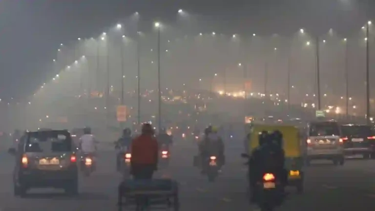 Delhi Pollution: दिल्लीत बंदी असतानाही फोडले फटाके; प्रदुषणाचा पारा AQI ४०० पार