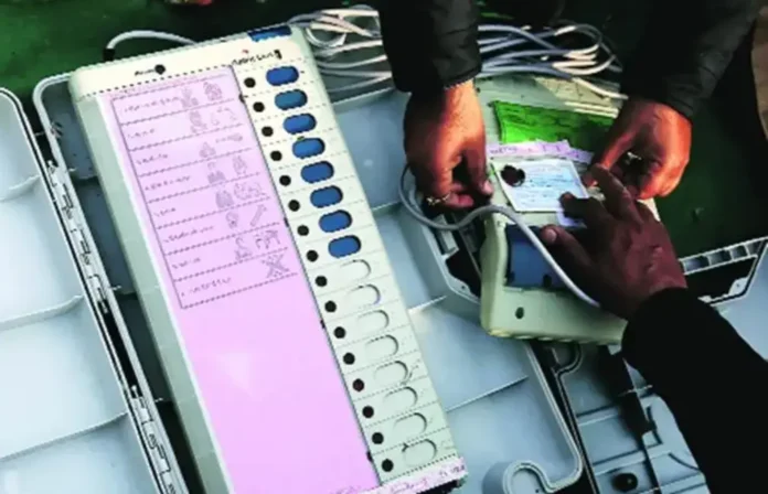 Maharashtra Assembly Election 2024: मतदार ताटकळले! कुठे EVM Machine बंद, तर कुठे तांत्रिक बिघाड ? जाणुन घ्या...