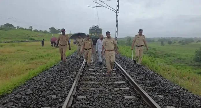 MADARSAS Rail Jihad : रेल्वेगाड्या रुळांवरून घसरवण्यामागे मदरशांचा हात ?; अन्वेषण यंत्रणांचा संशय