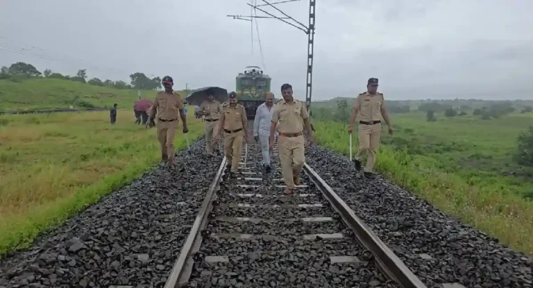 MADARSAS Rail Jihad : रेल्वेगाड्या रुळांवरून घसरवण्यामागे मदरशांचा हात ?; अन्वेषण यंत्रणांना संशय