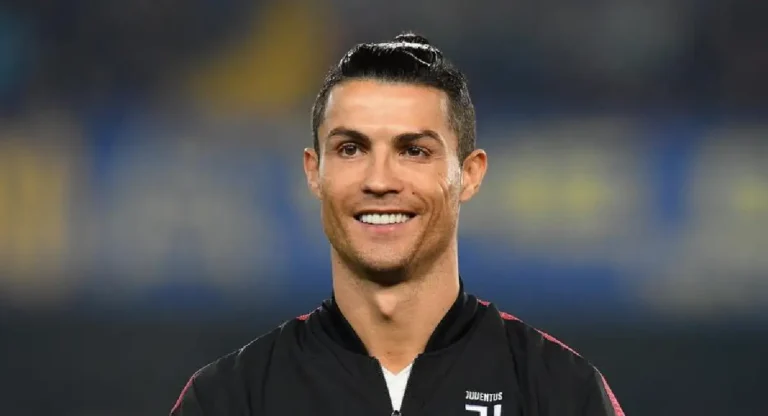 Ronaldo Net Worth : ख्रिस्तियानो रोनाल्डोची एकूण मालमत्ता, त्यातं घर, आलिशान गाड्या यांच्याविषयीच्या रंजक गोष्टी 