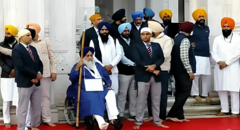 सुवर्णमंदिर परिसरात पंजाबचे माजी उपमुख्यमंत्री Sukhbir Singh Badal यांच्यावर जीवघेणा हल्ला