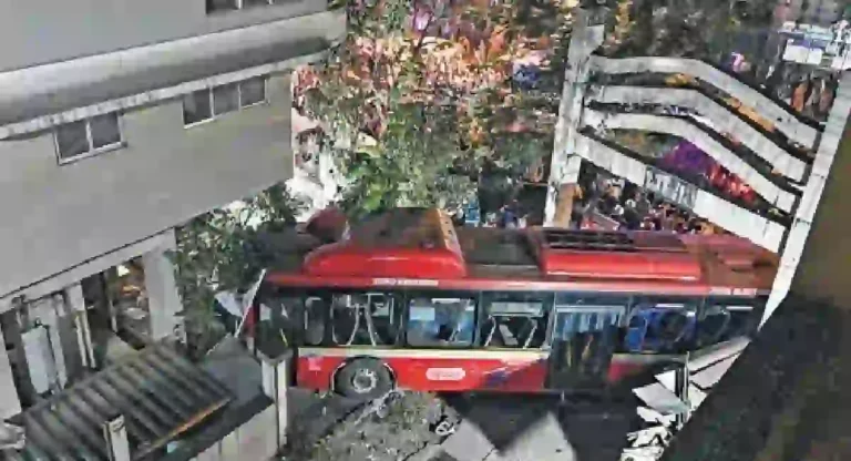 Kurla Bus Accident मध्ये मृत महिलेच्या हातातील सोन्याच्या बांगड्या काढतानाचा व्हिडीओ व्हायरल