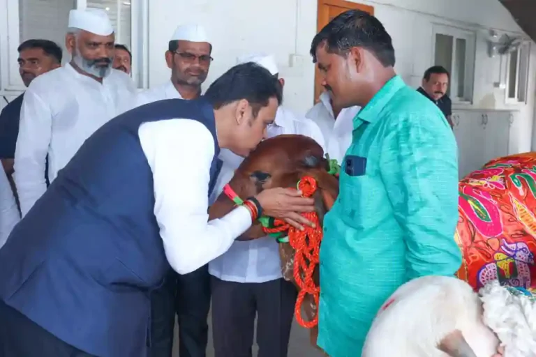 Devendra Fadnavis : देवेंद्र फडणवीसांचे शपथविधीपूर्वी देव दर्शन आणि गो दर्शन!