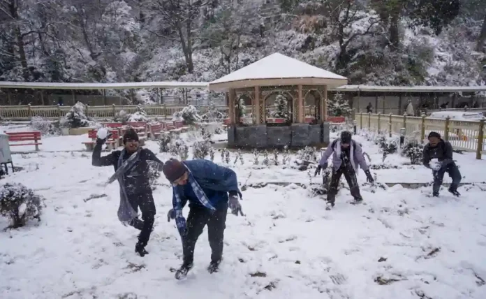 Himachal Snowfall: हिमाचलमध्ये बर्फवृष्टी पाहण्यासाठी 48 तासांत 80 हजार वाहनांतून आले 3 लाख पर्यटक