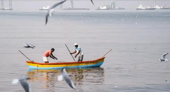 Pollution in Mumbai : असाही परिणाम; समुद्रकिनार्‍यापासून २०० किमी लांब समुद्रात पळाले मासे